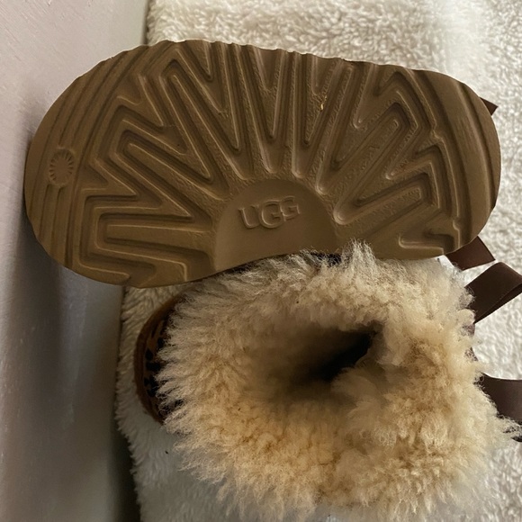UGG Toddler Girls Bailey Leopard Boots. Gently used. Very clean size 6 - Picture 5 of 16